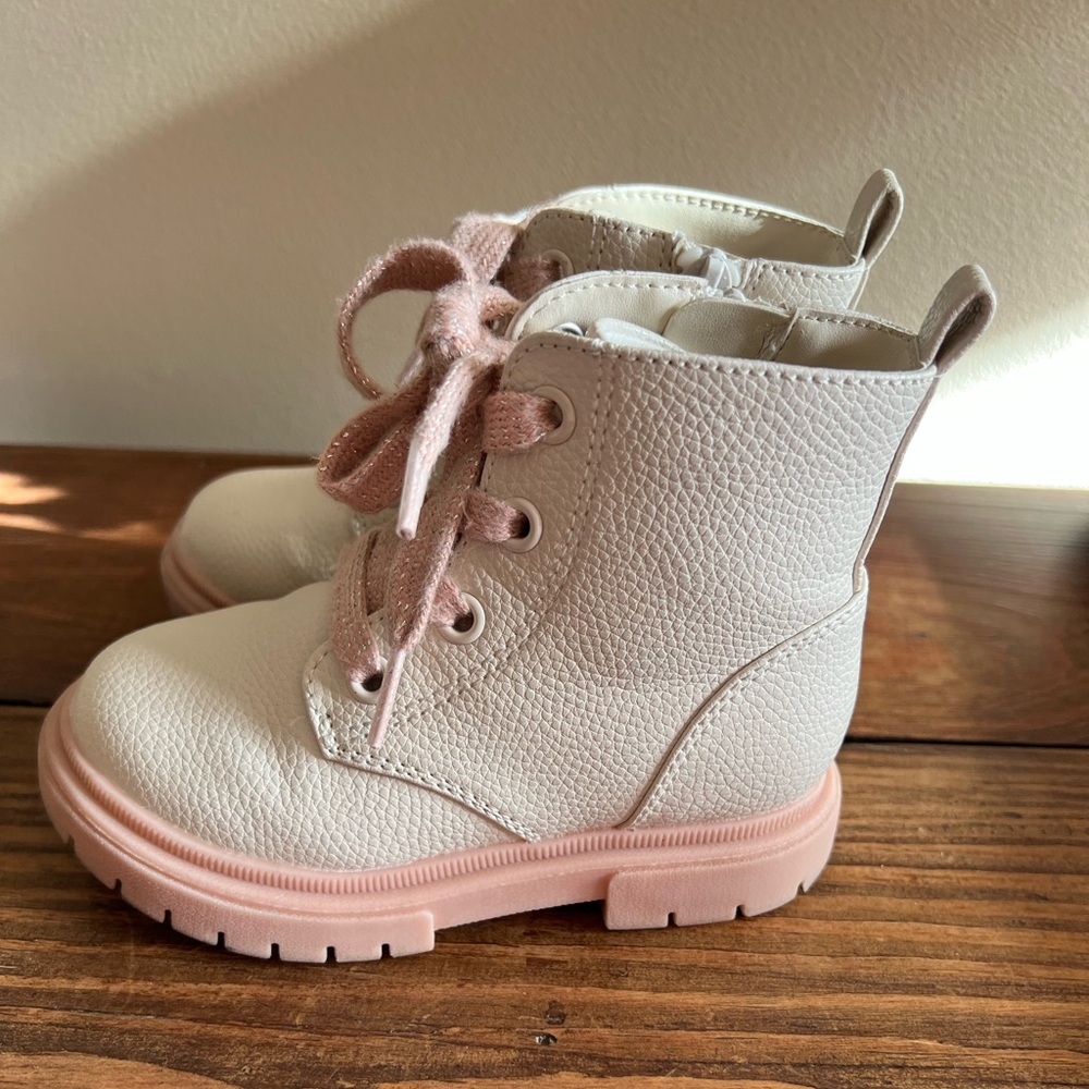 Size 8 boots! Super cute ! Great condition